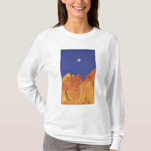 Sandstone escarpment Capitol Reef National T-Shirt