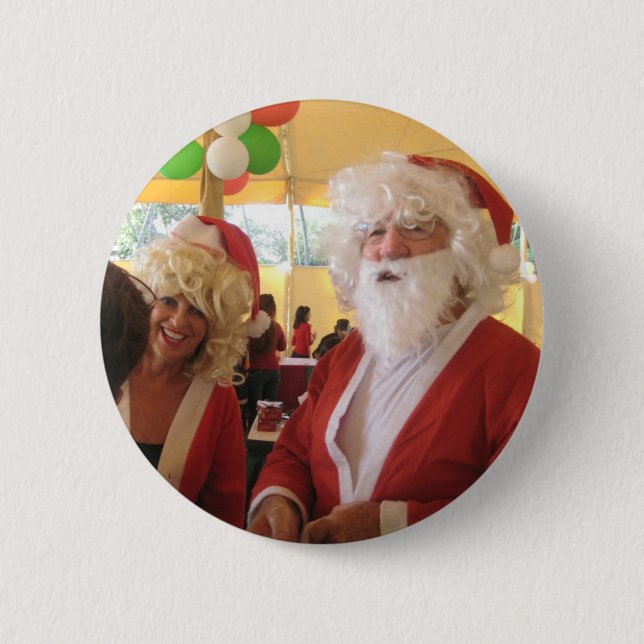 Santa & Mrs. Claus Christmas Celebration – Festive 6 Cm Round Badge (Front)