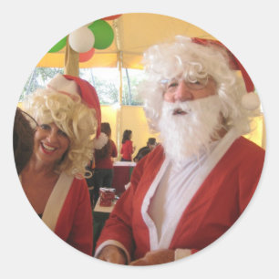 Santa & Mrs. Claus Christmas Celebration – Festive Classic Round Sticker