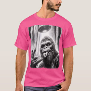 Sasquatch Selfie Big Foot Rock On Ufo Alien Funny T-Shirt