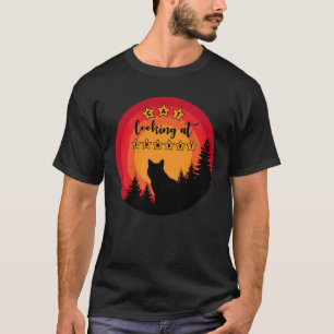 Schwarze Katze schaut auf den Sonnenuntergang T-Shirt