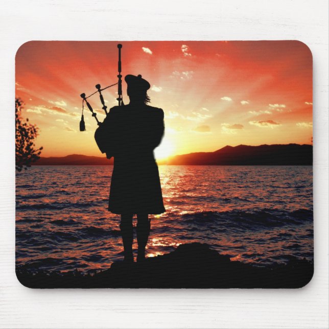 Scotland bag pipper at sunset mouse mat (Front)