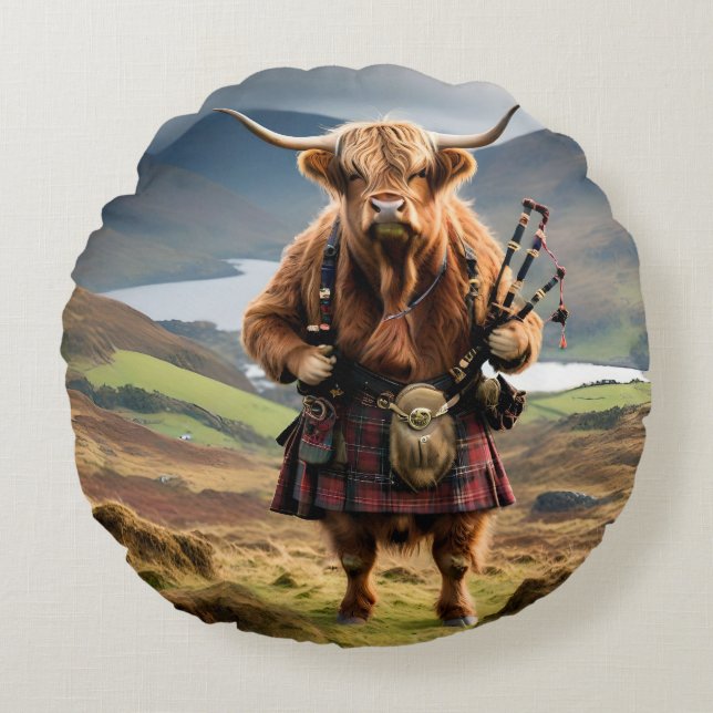 Scottish Highland Cow Bagpiper, Round Cushion (Front)
