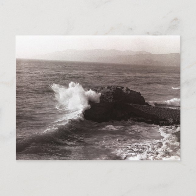 Sea waves crashing against rock postcard (Front)