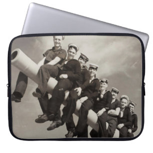 SEAMEN ON A NAVAL GUN ABLE SEAMAN DAVID RALPH GOOD LAPTOP SLEEVE