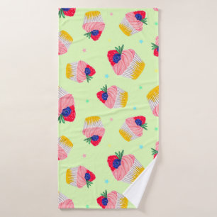 Seamless pattern with a cupcake with strawberries bath towel