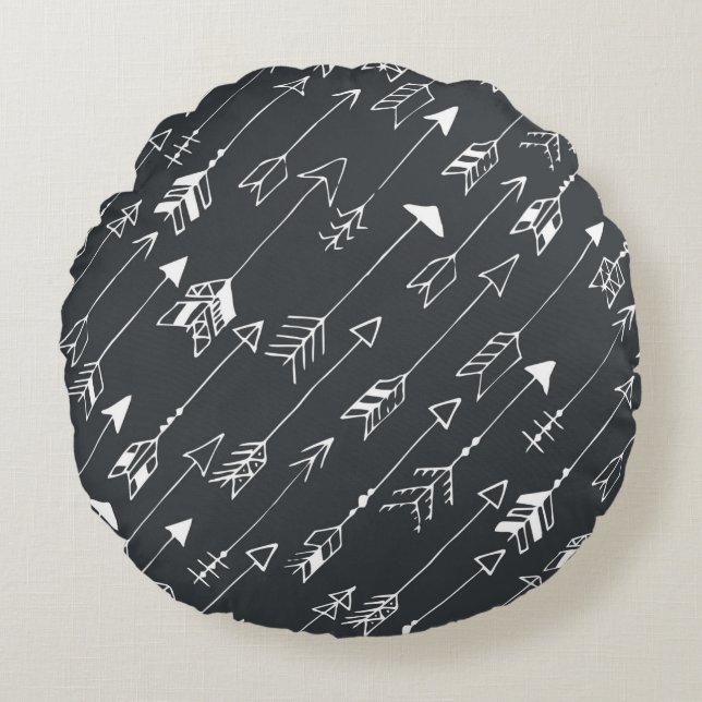 Seamless pattern with arrows on a black background round cushion (Front)