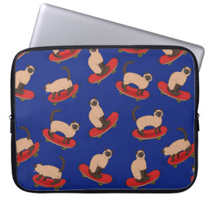 Seamless pattern with siamese cats on skateboards. laptop sleeve