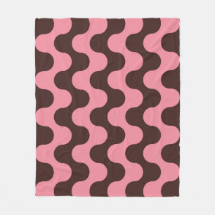 Seamless pattern with wavy stripes in retro style. fleece blanket