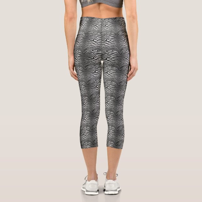 Seamless tiger stripe pattern capri leggings (Back)