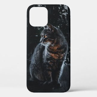 SELECTIVE FOCUS OF SILVER TABBY CAT iPhone 12 CASE