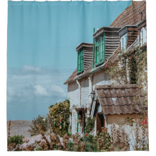 SELECTIVE FOCUS PHOTOGRAPHY OF WHITE AND BROWN CON SHOWER CURTAIN