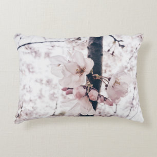 SELECTIVE FOCUS PHOTOGRAPHY OF WHITE AND PINK PETA DECORATIVE CUSHION