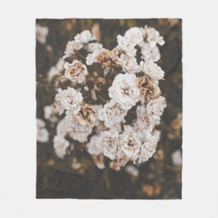 SELECTIVE FOCUS PHOTOGRAPHY OF WHITE PETALED FLOWE FLEECE BLANKET