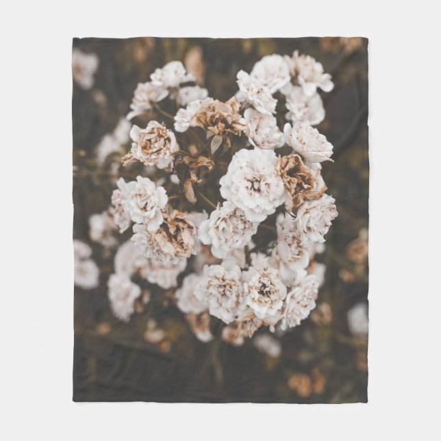 SELECTIVE FOCUS PHOTOGRAPHY OF WHITE PETALED FLOWE FLEECE BLANKET (Front)