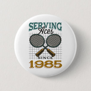 Serving Aces Since 1985 Badminton Lover 40th Birth 6 Cm Round Badge