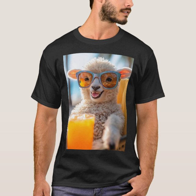 Sheep enjoys beach holiday T-Shirt (Front)