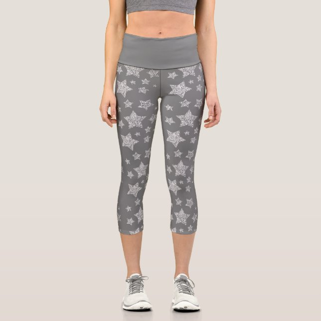 Silver glitter sparkles Stars pattern light grey Capri Leggings (Front)