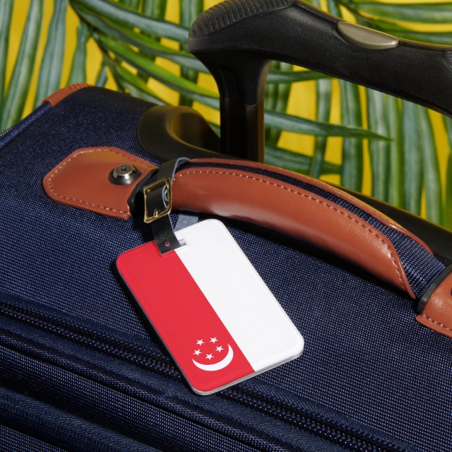 Singapore flag luggage tag (Front Insitu 1)