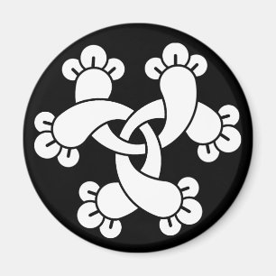 Six interlocking cloves magnet