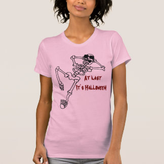Skeleton with sunglasses resting. Halloween. T-Shirt