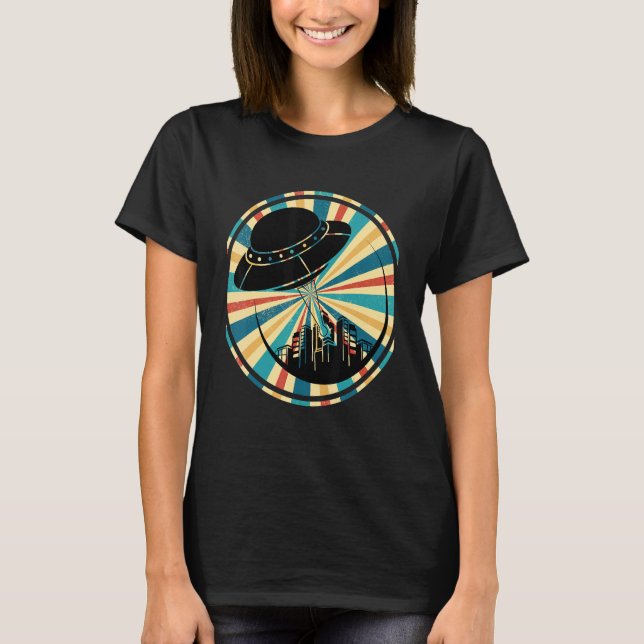 Skyline Ufo Abduction Science Fiction Retro Ufo T-Shirt (Front)