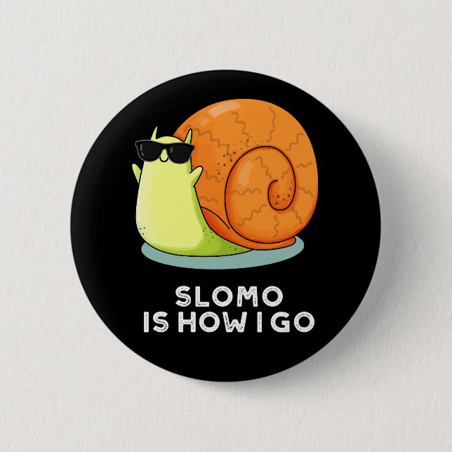 Slomo Is How I Go Funny Snail Pun Dark BG 6 Cm Round Badge (Front)