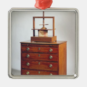 Small Mahogany chest of drawers by Sheraton Metal Tree Decoration