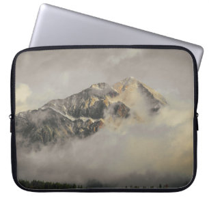 SNOW COVERED MOUNTAIN UNDER CLOUDY SKY DURING DAYT LAPTOP SLEEVE