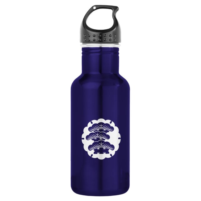 Snow-covered three-tiered pine in rice cake 532 ml water bottle (Front)