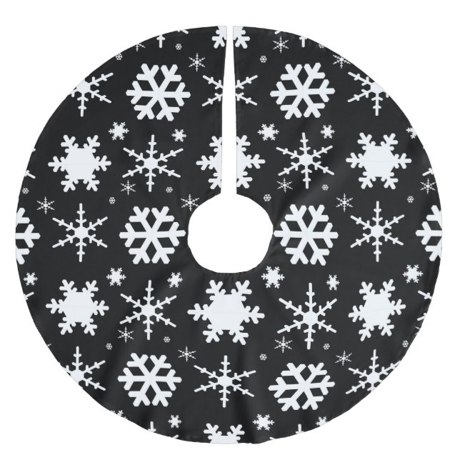 Snowflakes Black Brushed Polyester Tree Skirt (Front)