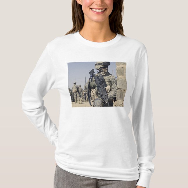 Soldier armed with a MK-48 T-Shirt (Front)