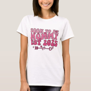 Soon To be Mummy 2025 Groovy Mum Est 2025 Expect T-Shirt