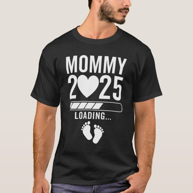 Soon To Be Mummy Est 2025 Pregnancy Announcement L T-Shirt (Front)