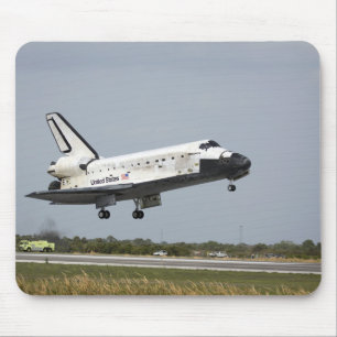 Space Shuttle Discovery approaches landing 3 Mouse Mat