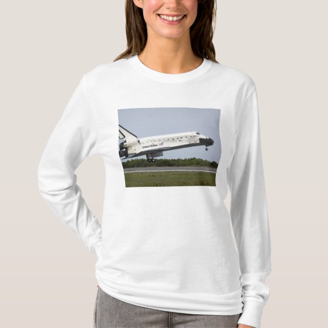 Space Shuttle Discovery approaches landing 4 T-Shirt (Front)