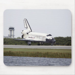 Space Shuttle Discovery on the runway Mouse Mat