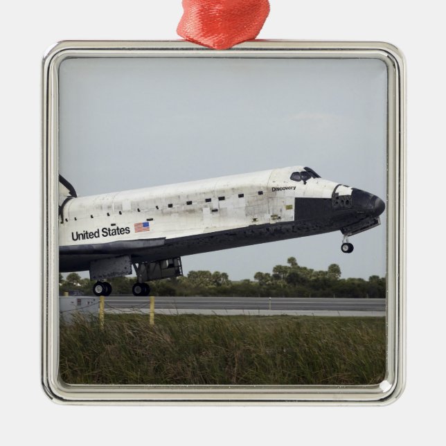 Space Shuttle Discovery touches down Metal Tree Decoration (Front)