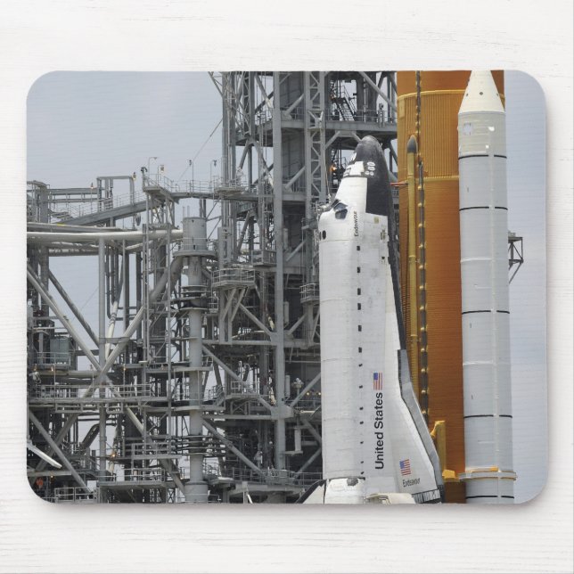 Space Shuttle Endeavour on the launch pad 2 Mouse Mat (Front)