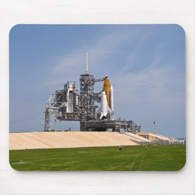 Space Shuttle Endeavour on the launch pad 4 Mouse Mat (Front)