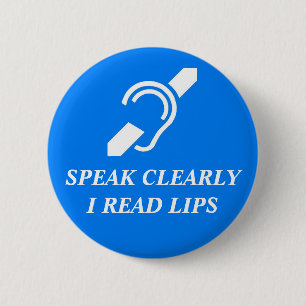SPEAK CLEARLY, I READ LIPS 6 CM ROUND BADGE