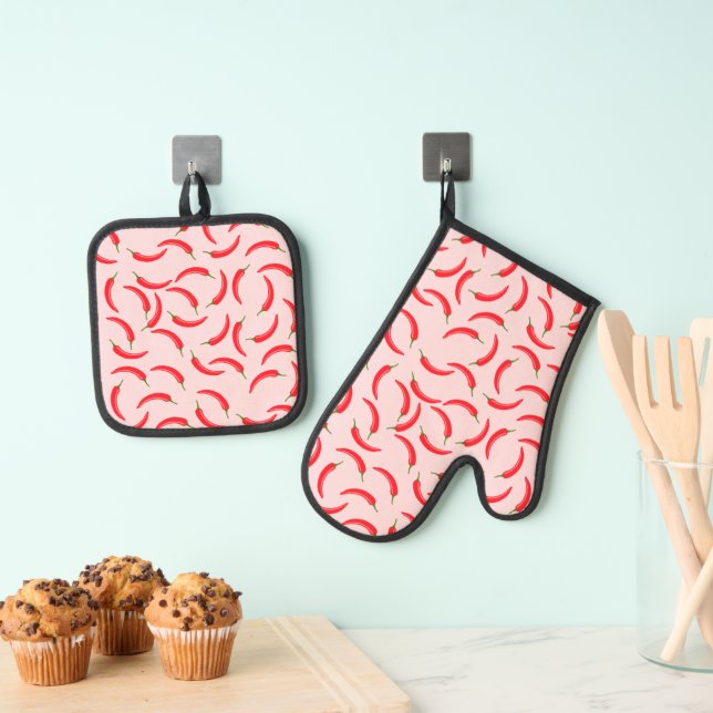 Spicy Red Chilli Pattern Oven Mitt & Pot Holder Set (Insitu(Hanging))