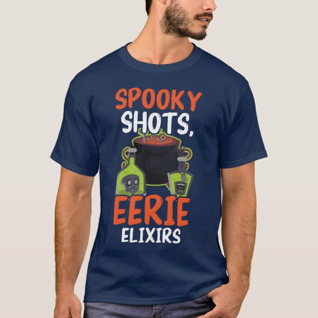 Spooky Shots Eerie Eliirs Bartender Halloween retr T-Shirt (Front)