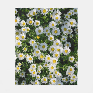 Spring Daisy Field: Serene Background Fleece Blanket