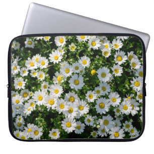Spring Daisy Field: Serene Background Laptop Sleeve