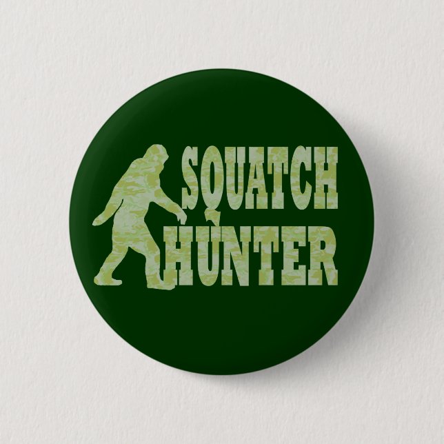 Squatch hunter on camouflage 6 cm round badge (Front)