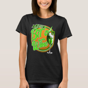 St Patrick's Day A Wee Bit O' Wine Funny Mum Women T-Shirt