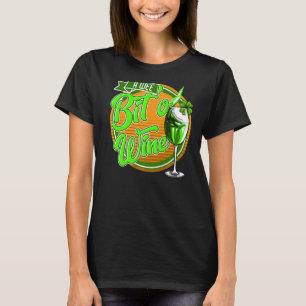 St Patrick's Day A Wee Bit O' Wine Funny Mum Women T-Shirt