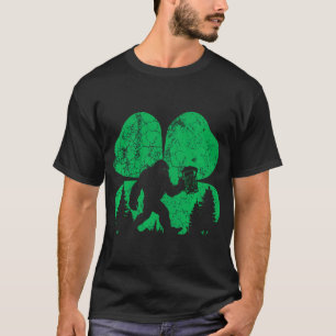 St Patrick's Day Sasquatch Bigfoot Beer Drinking S T-Shirt