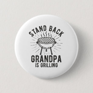 Stand Byck Grandpa Is Grilling Bbq Lover Fathers D 6 Cm Round Badge